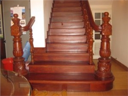 Sử dụng sàn gỗ công nghiệp thiết kế cầu thang